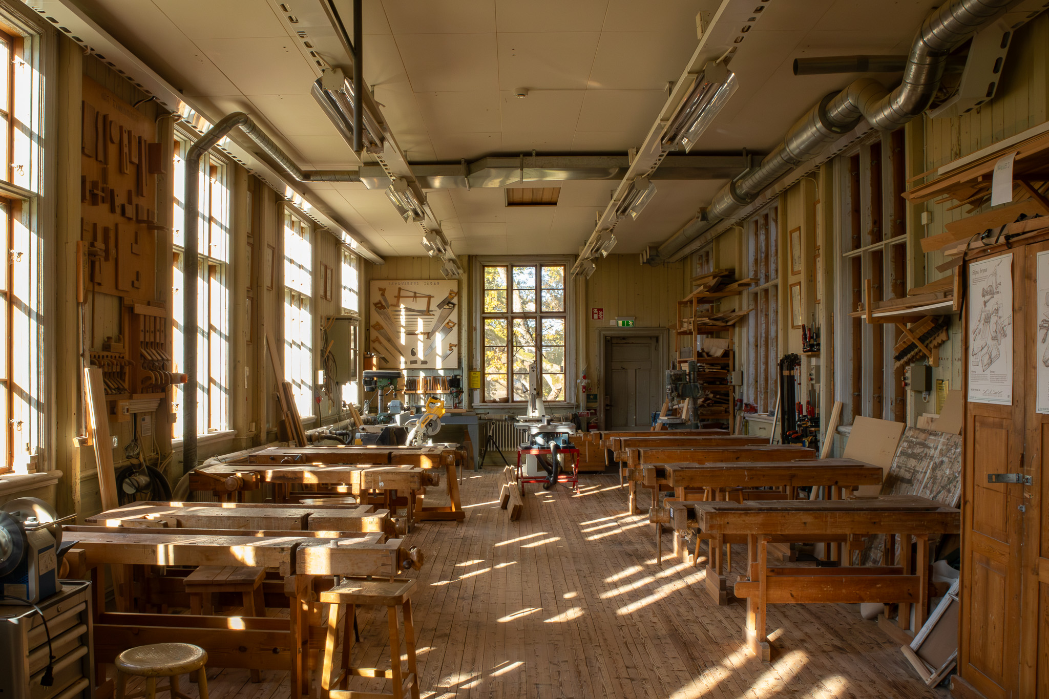 En verkstad fylld med arbetsbänkar och verktyg